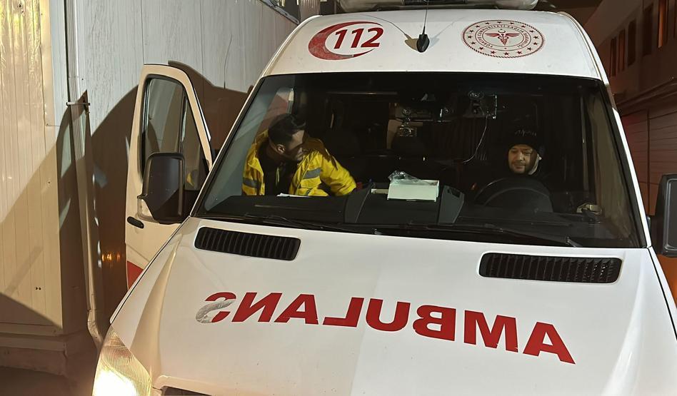 Sağlıkçılar beyaz kod verdi Baba ve oğlu demir sopayla saldırdılar