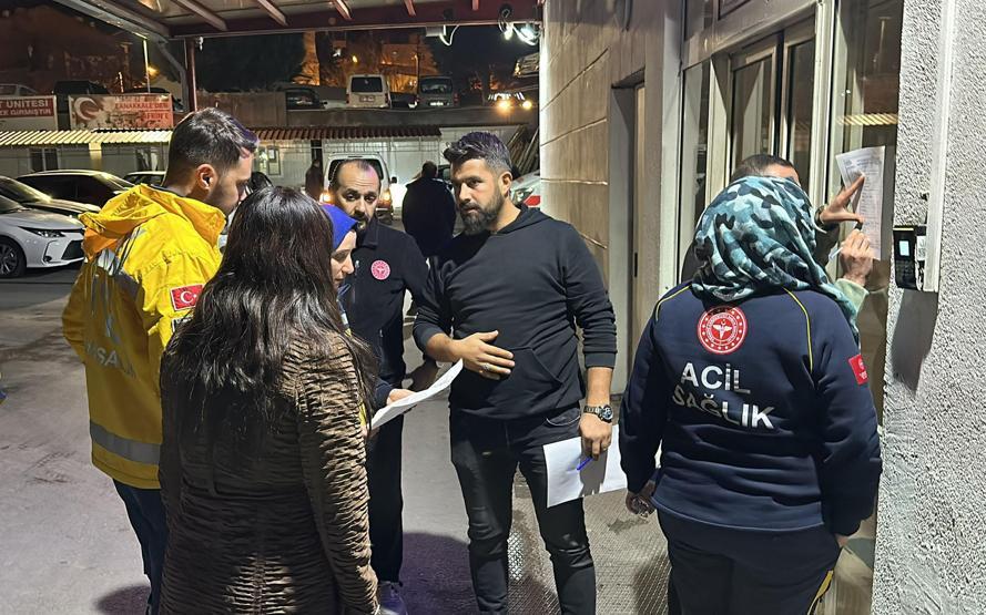 Sağlıkçılar beyaz kod verdi Baba ve oğlu demir sopayla saldırdılar
