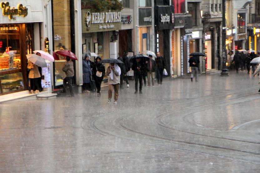 Son dakika... İstanbulu fırtına ve sağanak vurdu 1 kişi hayatını kaybetti