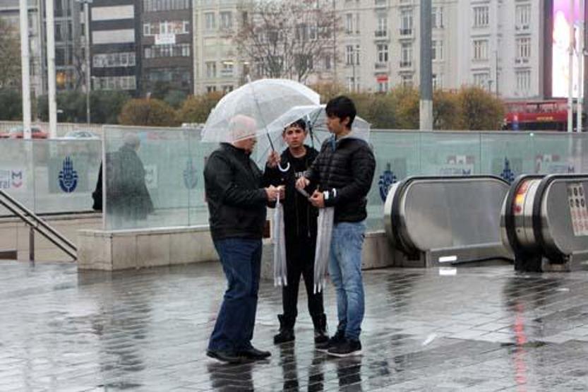 Son dakika... İstanbulu fırtına ve sağanak vurdu 1 kişi hayatını kaybetti