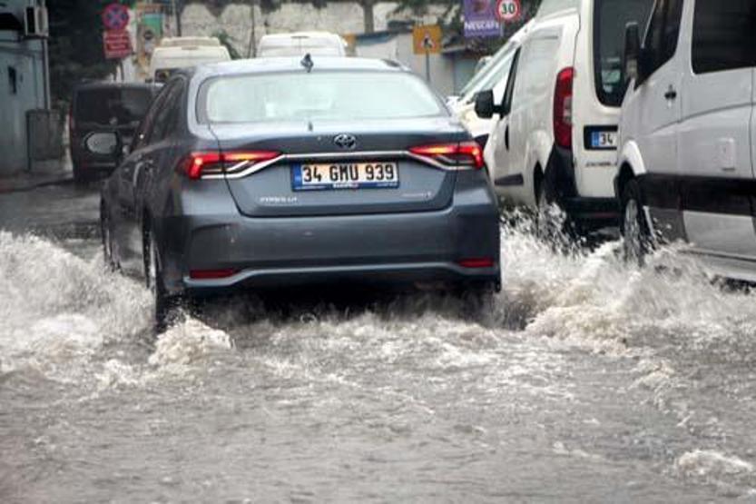 Son dakika... İstanbulu fırtına ve sağanak vurdu 1 kişi hayatını kaybetti