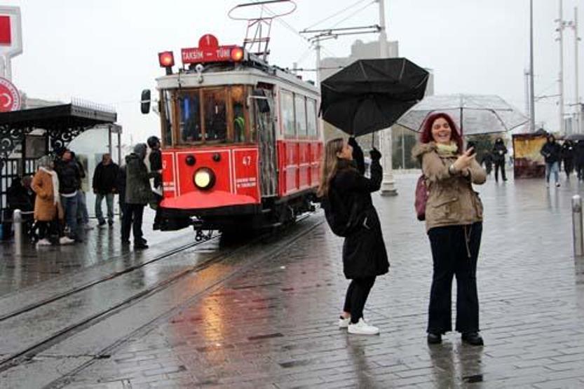Son dakika... İstanbulu fırtına ve sağanak vurdu 1 kişi hayatını kaybetti