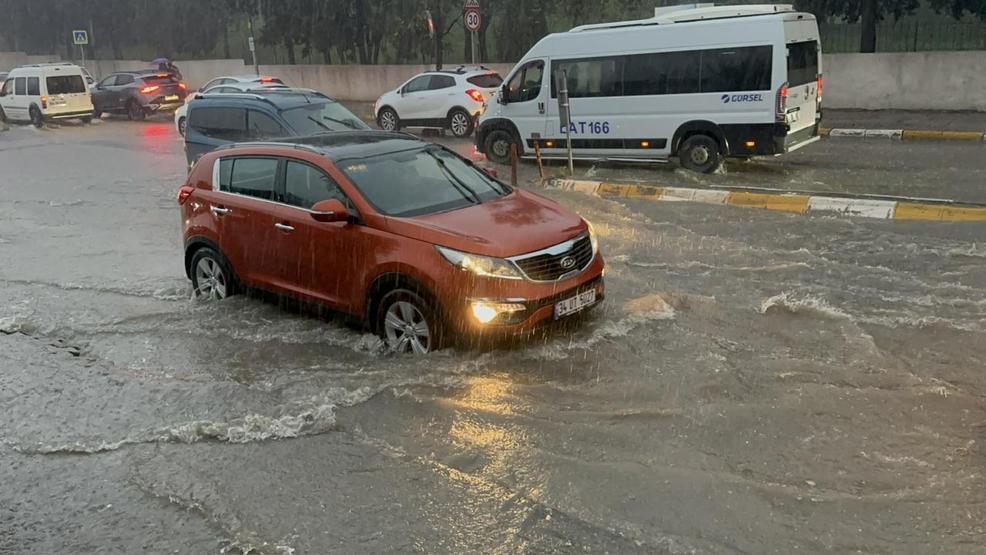 Ataşehirde yol göle döndü Taksi mahsur kaldı