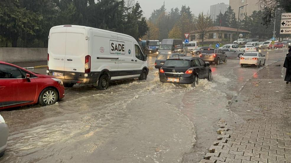 Ataşehirde yol göle döndü Taksi mahsur kaldı