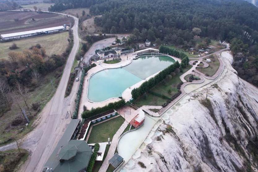 Bolu’nun küçük Pamukkale’si Akkaya Travertenleri doğasıyla yaz kış ziyaretçilerini ağırlıyor