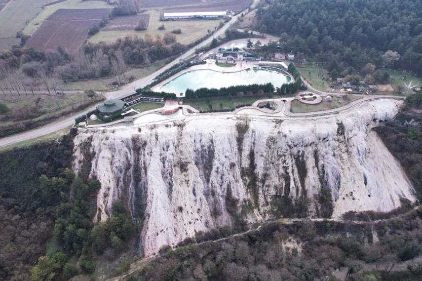 Bolu’nun küçük Pamukkale’si Akkaya Travertenleri doğasıyla yaz kış ziyaretçilerini ağırlıyor