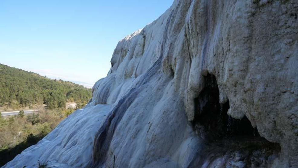 Bolu’nun küçük Pamukkale’si Akkaya Travertenleri doğasıyla yaz kış ziyaretçilerini ağırlıyor