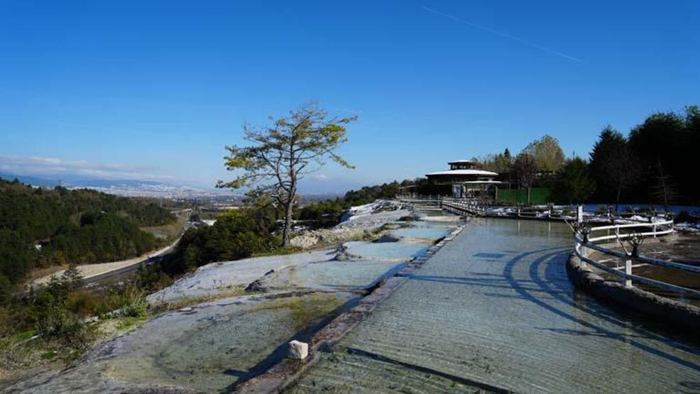 Bolu’nun küçük Pamukkale’si Akkaya Travertenleri doğasıyla yaz kış ziyaretçilerini ağırlıyor