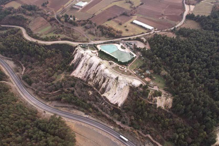 Bolu’nun küçük Pamukkale’si Akkaya Travertenleri doğasıyla yaz kış ziyaretçilerini ağırlıyor