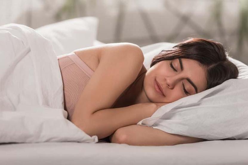 Uyku problemleri büyük sorunlar oluşturuyor Gece sık sık uyanıyorsanız dikkat