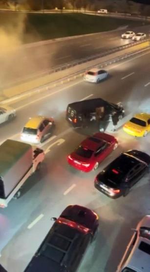 Bursada, 2 farklı düğün konvoyu yolu kapattı: Havaya ateş açıp, çiftetelli oynadılar