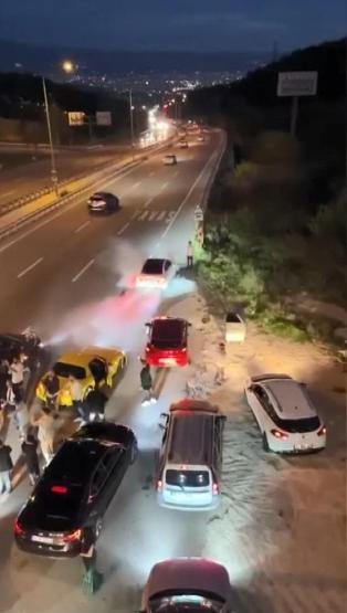 Bursada, 2 farklı düğün konvoyu yolu kapattı: Havaya ateş açıp, çiftetelli oynadılar