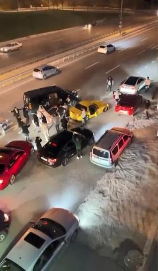 Bursada, 2 farklı düğün konvoyu yolu kapattı: Havaya ateş açıp, çiftetelli oynadılar