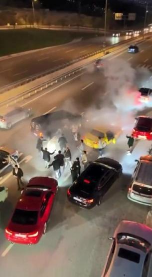 Bursada, 2 farklı düğün konvoyu yolu kapattı: Havaya ateş açıp, çiftetelli oynadılar