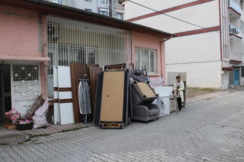 Kış günü eşyaları ile sokağa atıldı