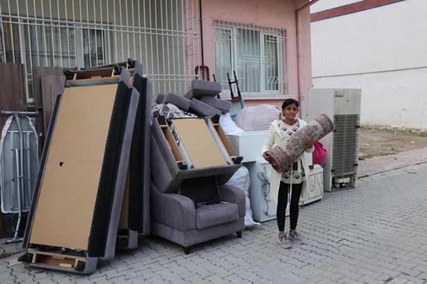 Kış günü eşyaları ile sokağa atıldı