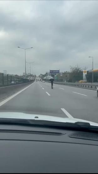 D-100de skuterler otomobilleri solladı; hız kadranı 120 kmyi gösterdi