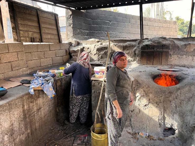 Mardinde tandır başına geçen kadınlar günde 450 adet ekmek çıkartıyor