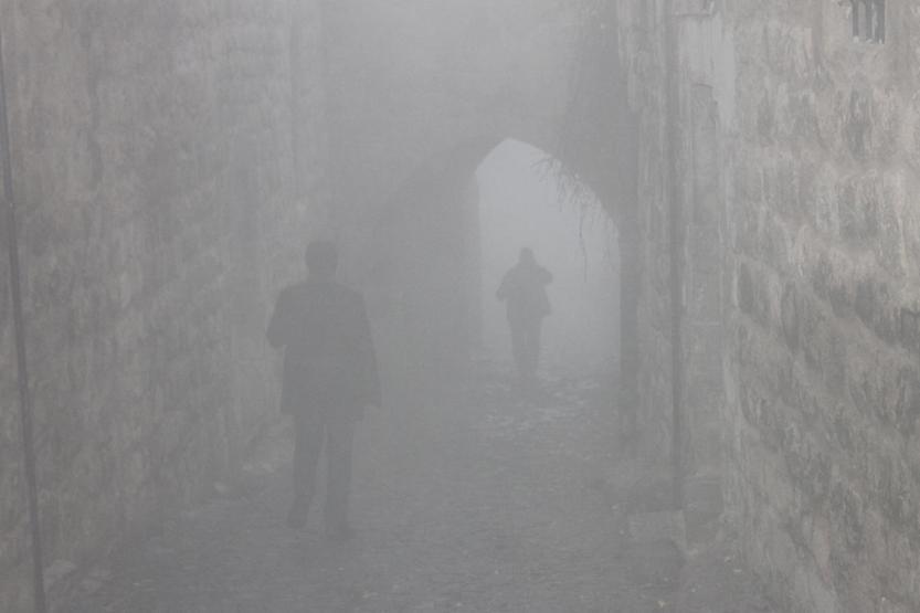 Mardin’de yoğun sis; görüş mesafesi 10 metrenin altına düştü