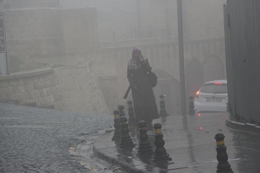 Mardin’de yoğun sis; görüş mesafesi 10 metrenin altına düştü