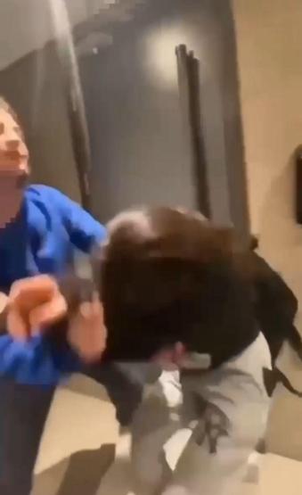 Restoran tuvaletinde kan donduran olay Arkadaşlarını dövüp kameraya aldılar