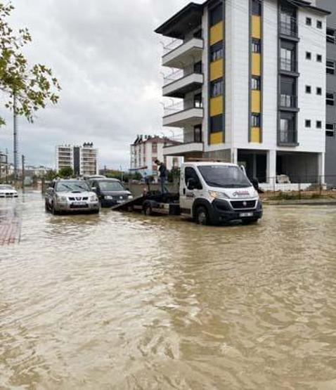 Evler ve seralar sular altında: Antalyayı sağanak vurdu