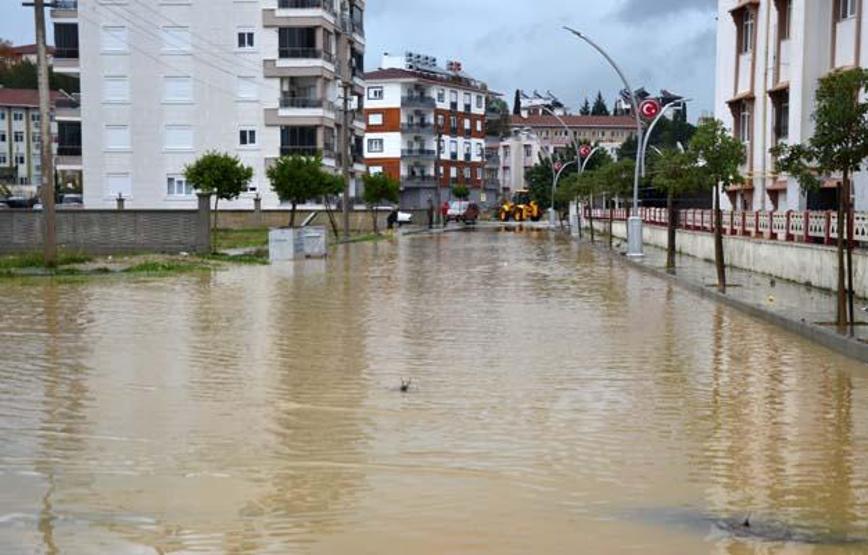 Evler ve seralar sular altında: Antalyayı sağanak vurdu