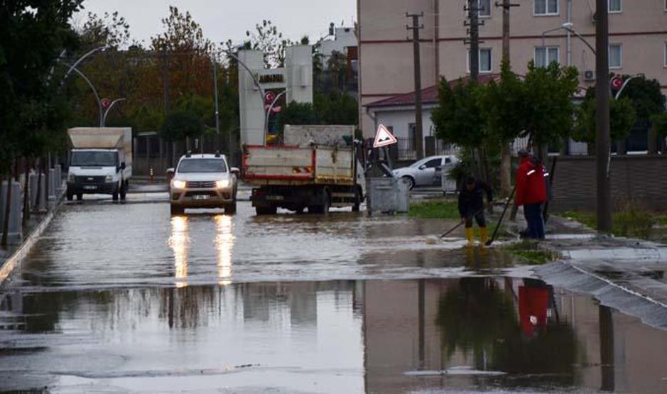Evler ve seralar sular altında: Antalyayı sağanak vurdu