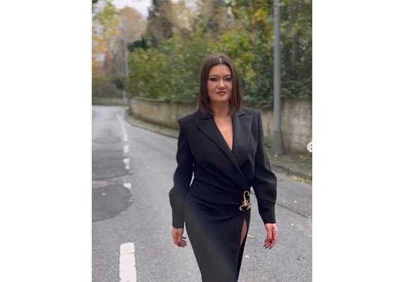 Nurgül Yeşilçay derin yırtmaçlı elbisesiyle nefes kesti