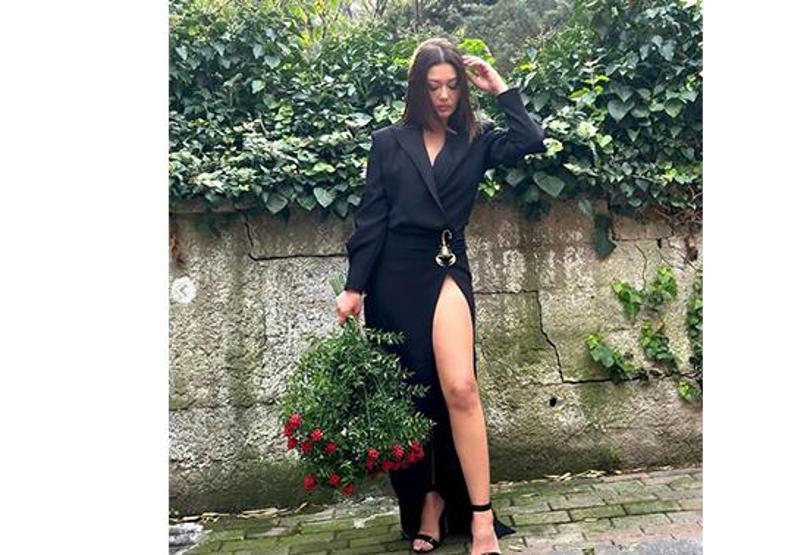 Nurgül Yeşilçay derin yırtmaçlı elbisesiyle nefes kesti