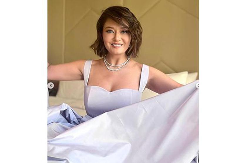 Nurgül Yeşilçay derin yırtmaçlı elbisesiyle nefes kesti