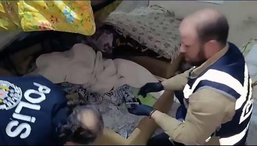Yatak Bazasında Çıktı Polisler Gözlerine İnanamadı: Anahtarlık Gibi Görünüyor Ama...