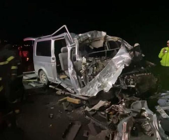 Tokatta minibüs kamyona arkadan çarptı: 5 ölü
