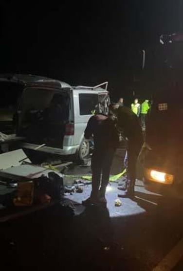 Tokatta minibüs kamyona arkadan çarptı: 5 ölü