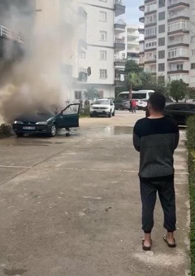 Yanan araca balkondan kova ile su dökerek müdahale etti