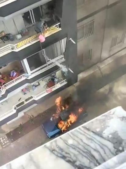 Yanan araca balkondan kova ile su dökerek müdahale etti