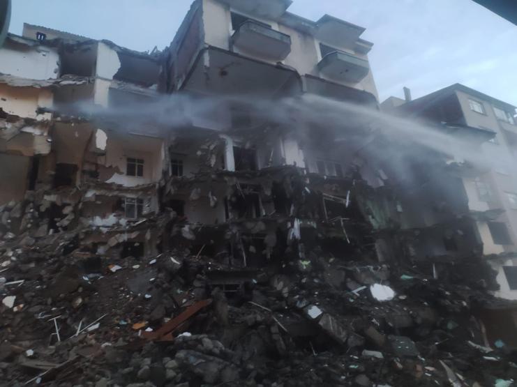 Büyük kısmı yıkılan binanın 7. katı ayakta kaldı