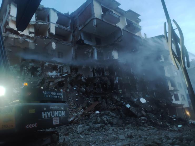 Büyük kısmı yıkılan binanın 7. katı ayakta kaldı