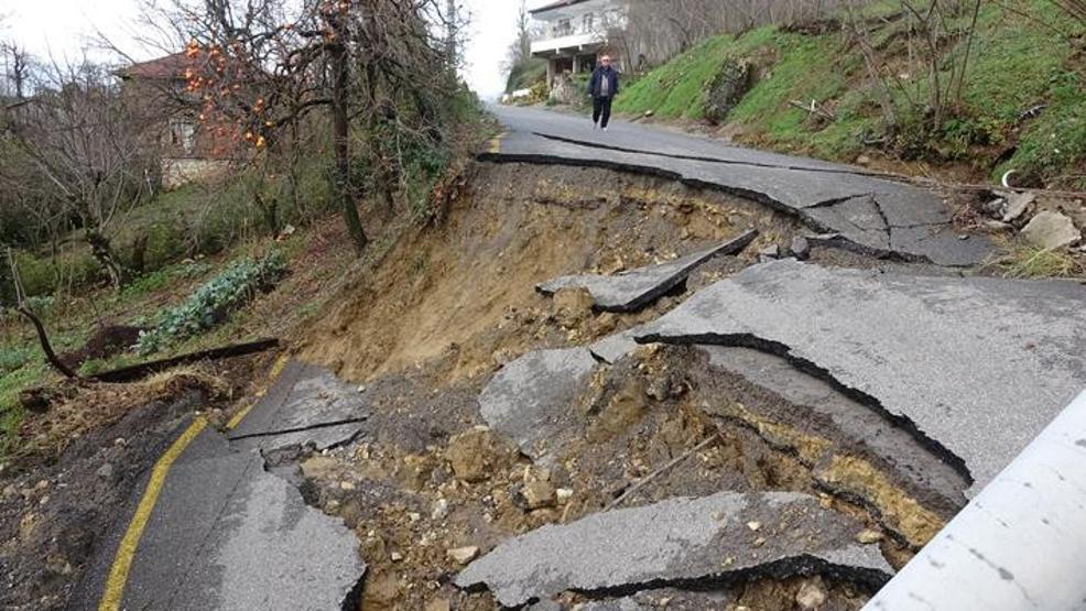 Akçakocada heyelan İki köy yolu kapandı