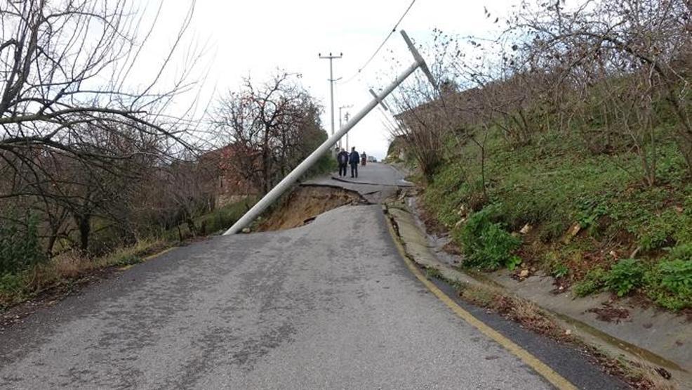 Akçakocada heyelan İki köy yolu kapandı