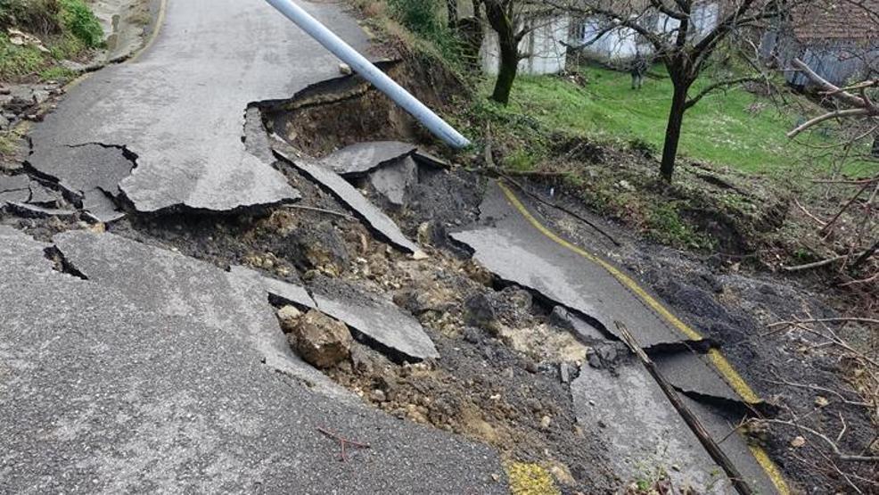 Akçakocada heyelan İki köy yolu kapandı