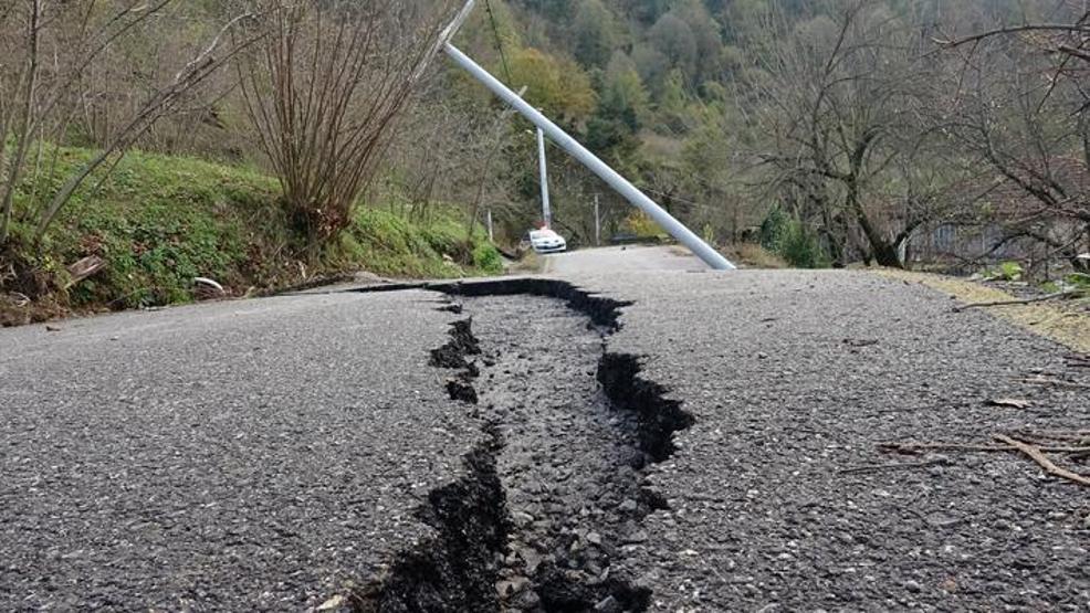 Akçakocada heyelan İki köy yolu kapandı