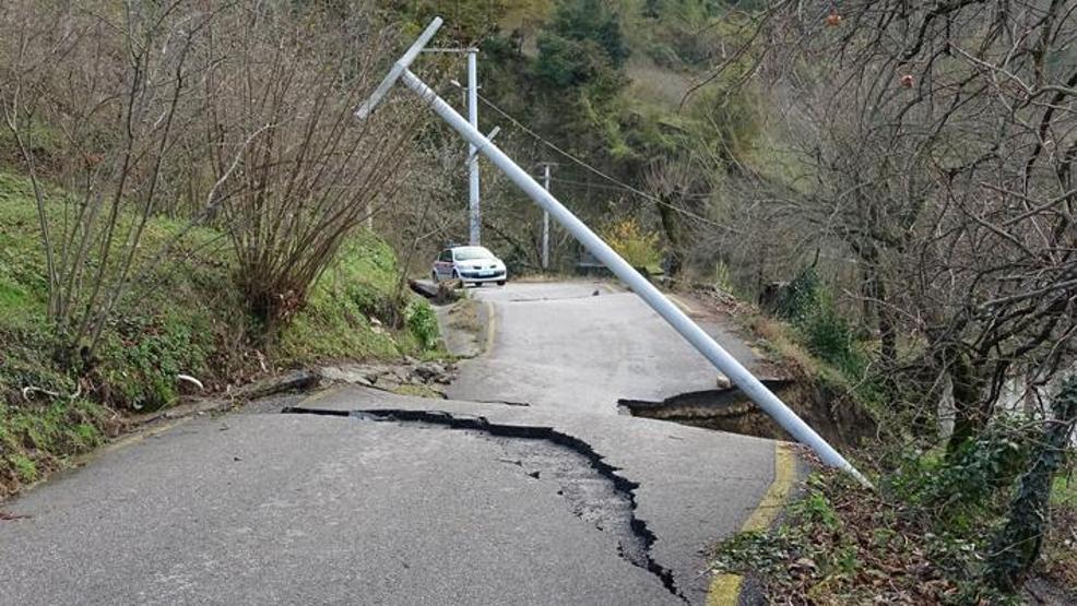 Akçakocada heyelan İki köy yolu kapandı