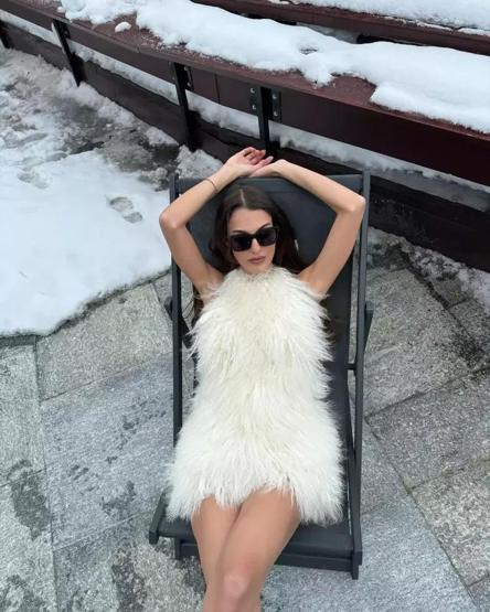 Aşk mı yaşıyorlar Dilan Çiçek Deniz ve Kubilay Aka Fransada tatilde Soğuğa aldırmadı, pozlarıyla dikkat çekti
