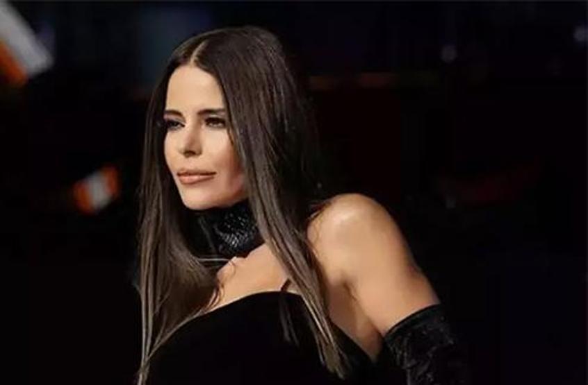 Simge Sağın konser sırasında fenalaştı