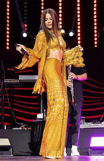 Simge Sağın konser sırasında fenalaştı