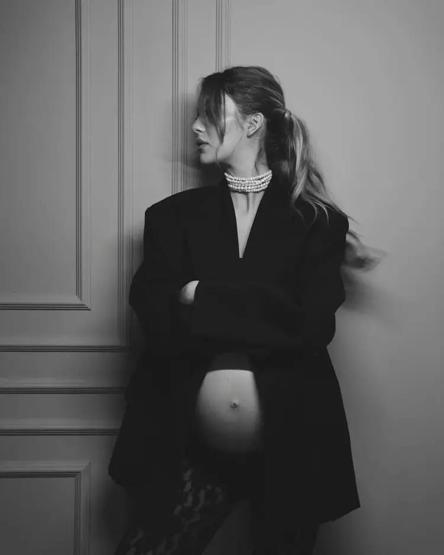 İkiz bebeklerine hamile olan Yasemin Şefkatliden karnı burnunda paylaşım