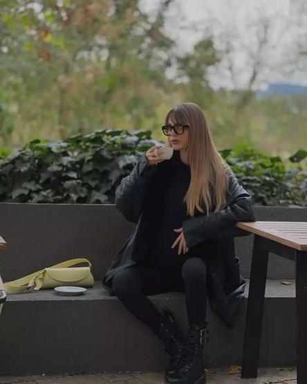 İkiz bebeklerine hamile olan Yasemin Şefkatliden karnı burnunda paylaşım
