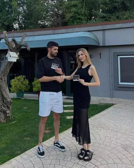 İkiz bebeklerine hamile olan Yasemin Şefkatliden karnı burnunda paylaşım