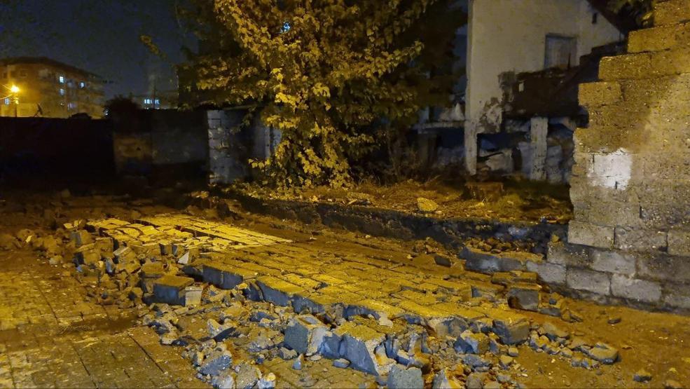 Bahçe duvarının üzerine yıkıldığı kadın, yaralandı